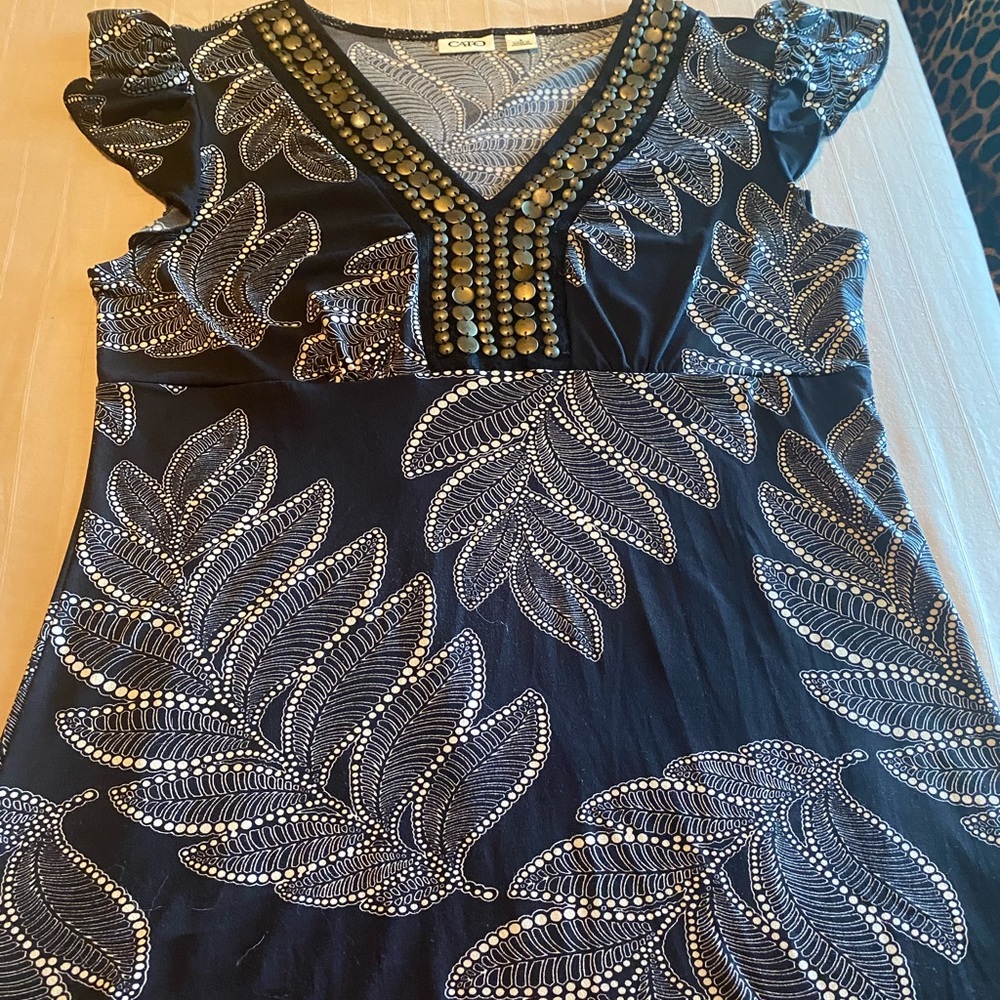 Women’s poly sleeveless blouse in black and cream